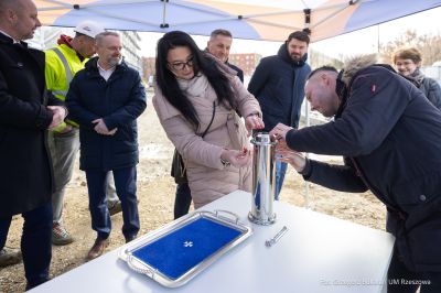 zdjęcie z uroczystego wmurowania symbolicznego kamienia węgielnego na terenie budowy Podkarpackiego Centrum Lekkiej Atletyki w Rzeszowie, fot. Grzegorz Bukała, Urząd Miasta Rzeszowa